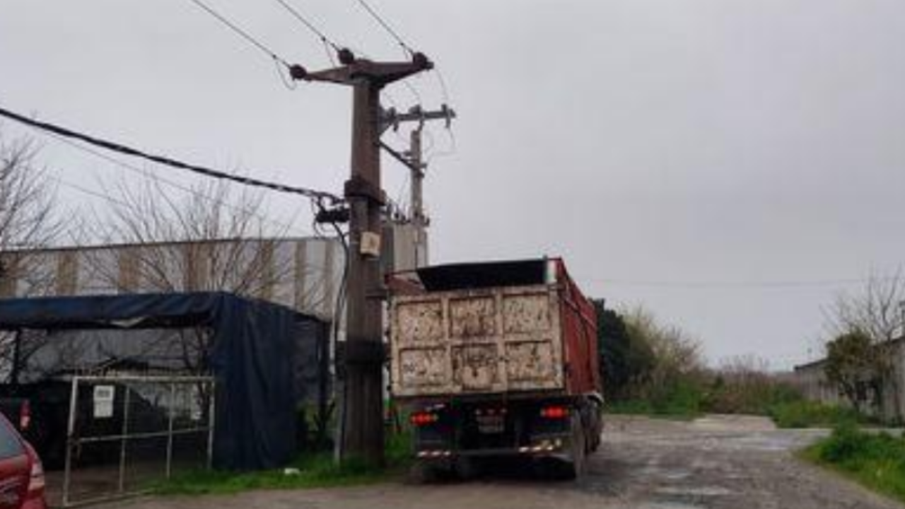 Un impactante accidente sorprendió el miércoles pasado a la localidad de 9 de Abril, en Esteban Echeverría. El conductor de un camión recibió una fuerte descarga eléctrica luego de enganchar cables de alta tensión mientras circulaba por la calle Neptuno al 2000, en una zona industrial próxima a Camino de Cintura.