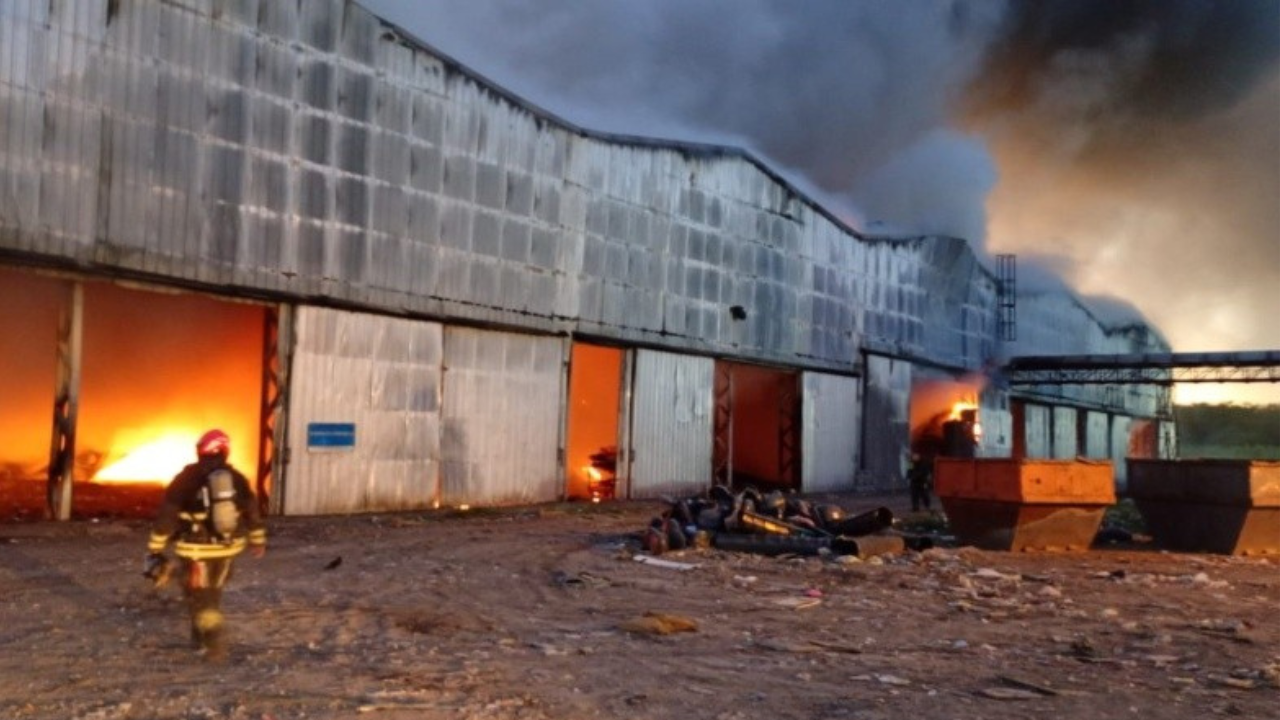 Una decena de dotaciones de bomberos de distintas localidades de la región controlaban las llamas del predio ubicado en avenida Las Palmeras al 4800. El fuego, iniciado en uno de los galpones, se propagó y el incendio cobró importantes dimensiones. Sobre el mediodía se realizaban tareas de enfriamiento.