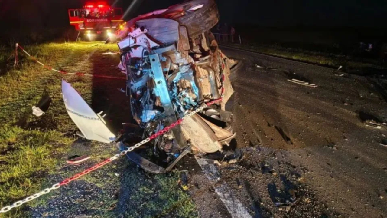 Cuatro hombres de Carlos Casares murieron cuando el automóvil en el que viajaban chocó frontalmente contra un camión en el kilómetro 284 de la Ruta 5, tras intentar esquivar otro camión fuera de control.
