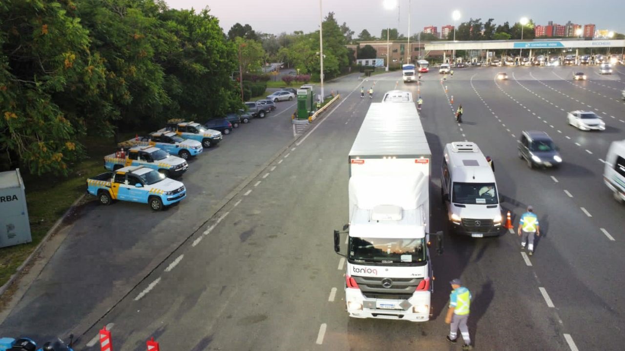 La ANSV realiza operativos en 8 peajes de los principales accesos a CABA para ordenar el tránsito y reducir maniobras peligrosas del transporte pesado.