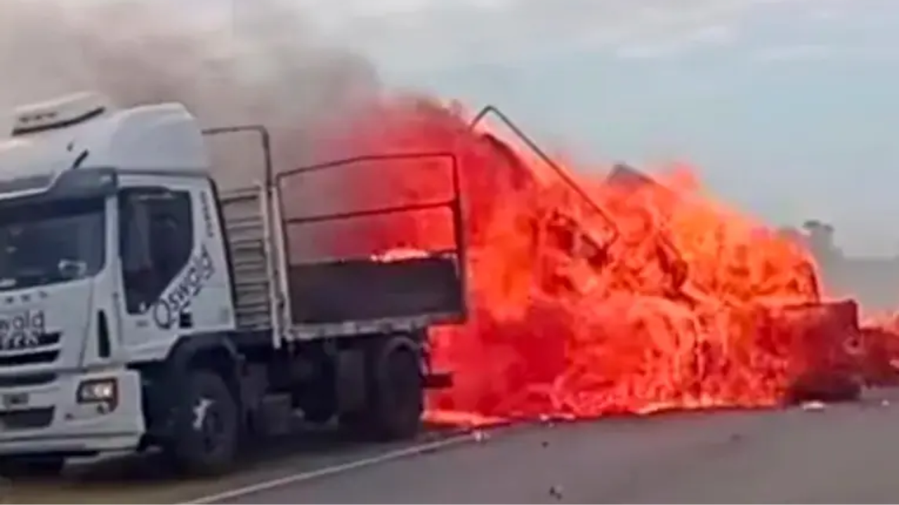 Un camionero oriundo de Crespo perdió toda la carga que transportaba al incendiarse su vehículo sobre la Ruta Nacional 34, en Santa Fe. Bomberos voluntarios trabajaron para controlar el fuego, que consumió por completo la estructura del transporte. Afortunadamente, el conductor resultó ileso.