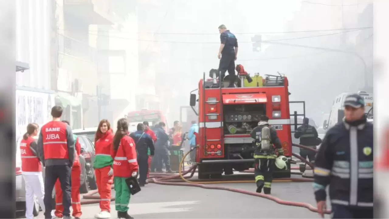 Hubo derrumbe parcial, miedo entre los vecinos y 150 personas evacuadas, entre ellas alumnos y docentes.