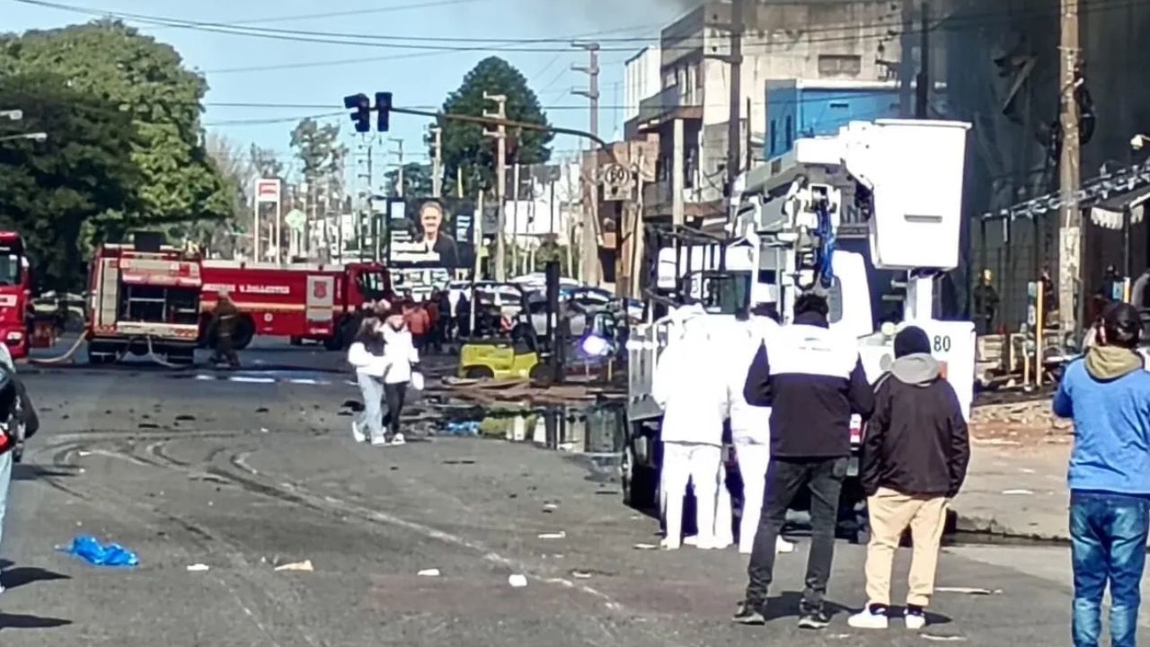 El fuego se desató este lunes por la mañana en un depósito de la empresa Menudencias, en Loma Hermosa. Bomberos de San Martín y de cuarteles vecinos combatieron las llamas para evitar que se propaguen a viviendas linderas.