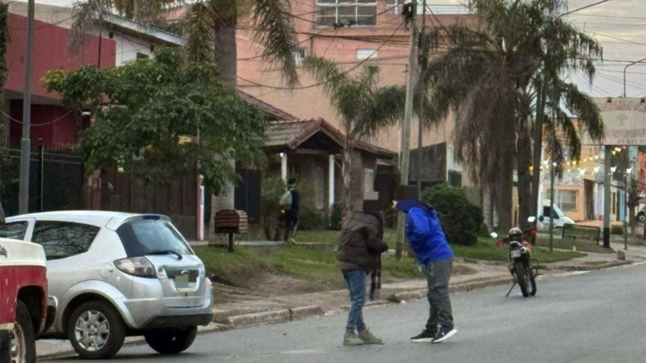 Un insólito y a la vez dramático accidente de tránsito ocurrió en la Avenida Tavella, a la altura aproximada del 2000, dejando como saldo a una joven de Concordia en estado crítico tras ser colisionada por un automóvil que se desplazó sin conductor al mando.