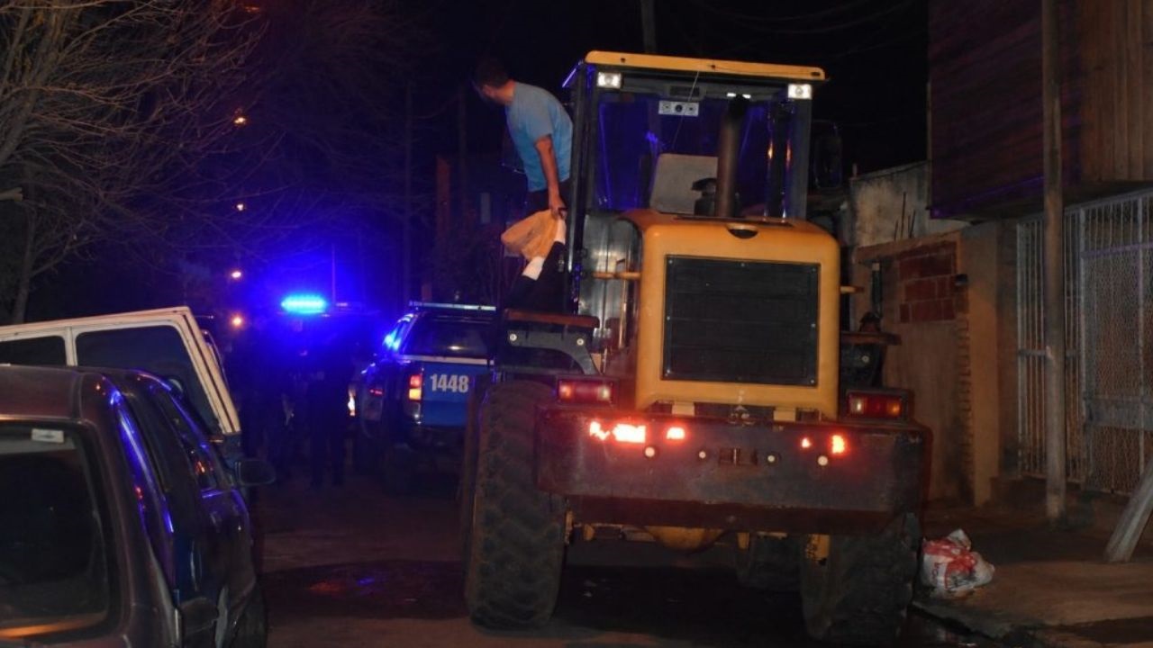 Durante la tarde de este lunes, la Policía detuvo a un hombre que conducía una retroexcavadora en estado de ebriedad y provocó que dos personas sufrieran heridas de consideración y fueran hospitalizadas, además de daños en al menos cinco vehículos en distintos puntos de Concordia.