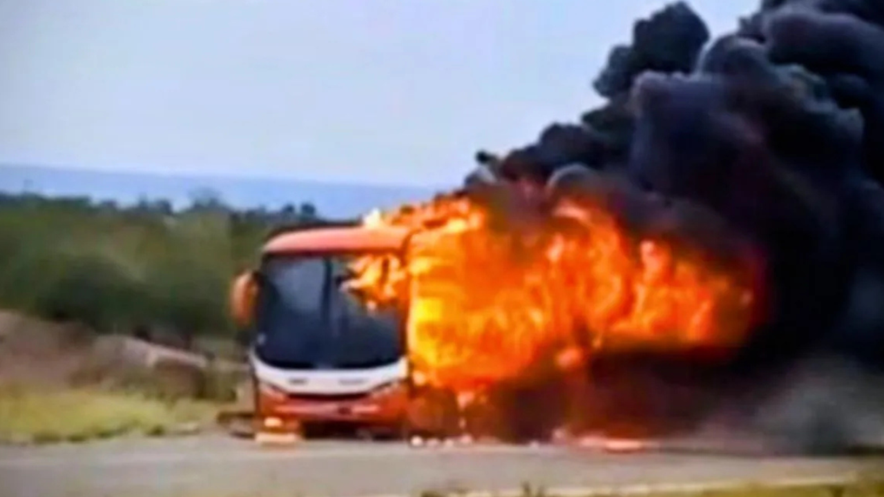 El colectivo salió de San Rafael rumbo al aeropuerto de Mendoza. El chofer pudo estacionar a tiempo en plena Ruta 40 y todos los pasajeros salieron ilesos.