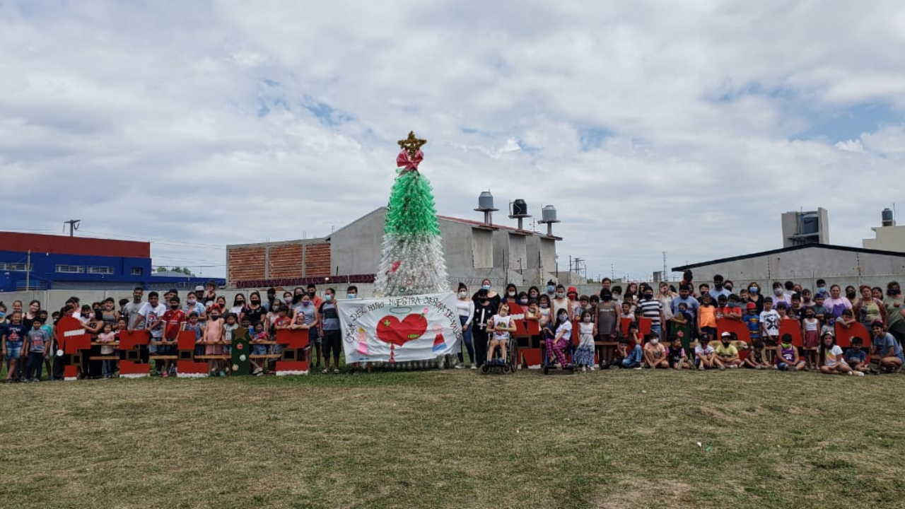 A través de la caja de Nochebuena, desde Allianz se acercaron a familias que no sólo tienen carencias materiales sino también, necesidad de afecto y reconocimiento...