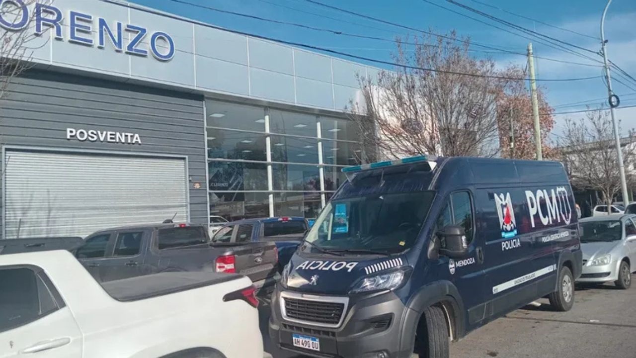 Un grupo de delincuentes perpetró un robo al estilo boqueteros en una conocida concesionaria del centro de San Rafael.