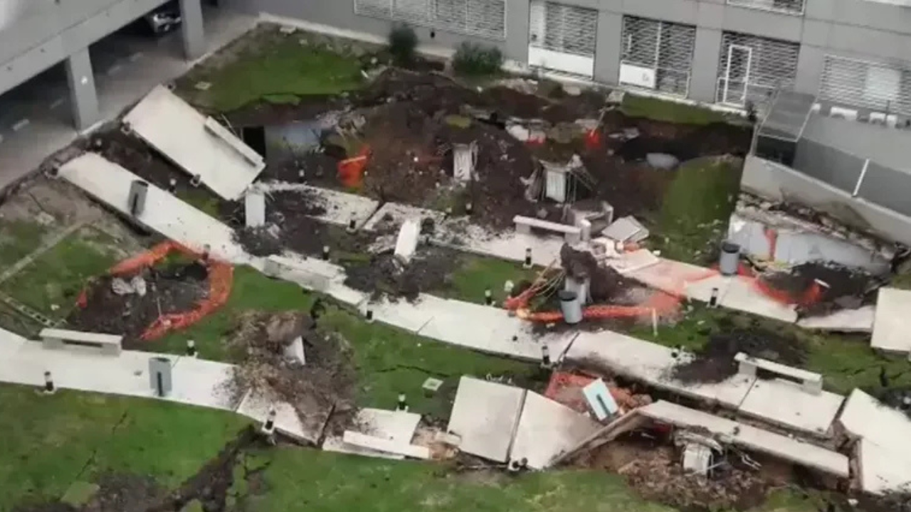 Esta mañana el derrumbe del estacionamiento de un complejo de viviendas dejó 300 vecinos afectados que fueron evacuados.