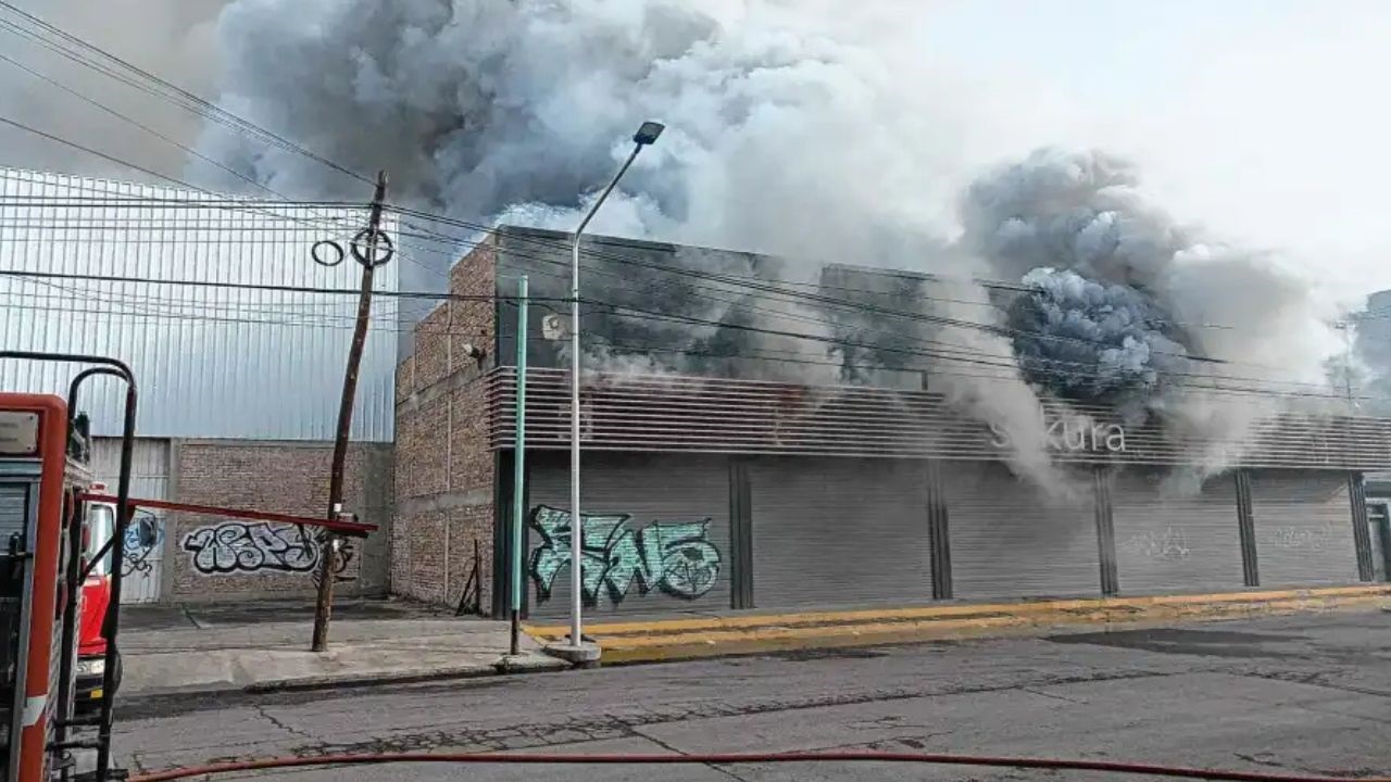 La columna de humo negro en Sakura se observó en varios puntos de la ciudad capital este jueves 9 de julio. Unas 300 personas participaron del operativo. Las autoridades estiman una guardia de 24 horas para terminar de exitinguir el incendio.