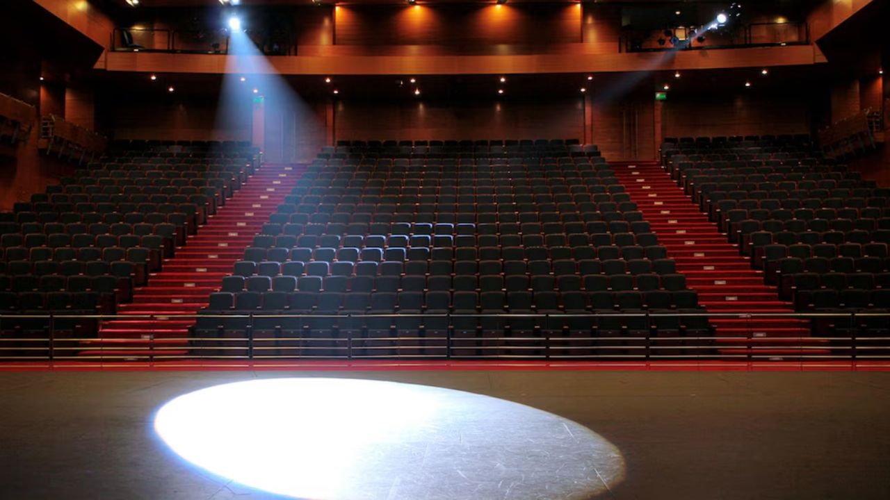 El tribunal determinó que el auditorio no estaba en condiciones y que faltaron medidas de seguridad durante el espectáculo. Por eso ordenó a los organizadores pagar una indemnización por los daños físicos y morales sufridos por la víctima.