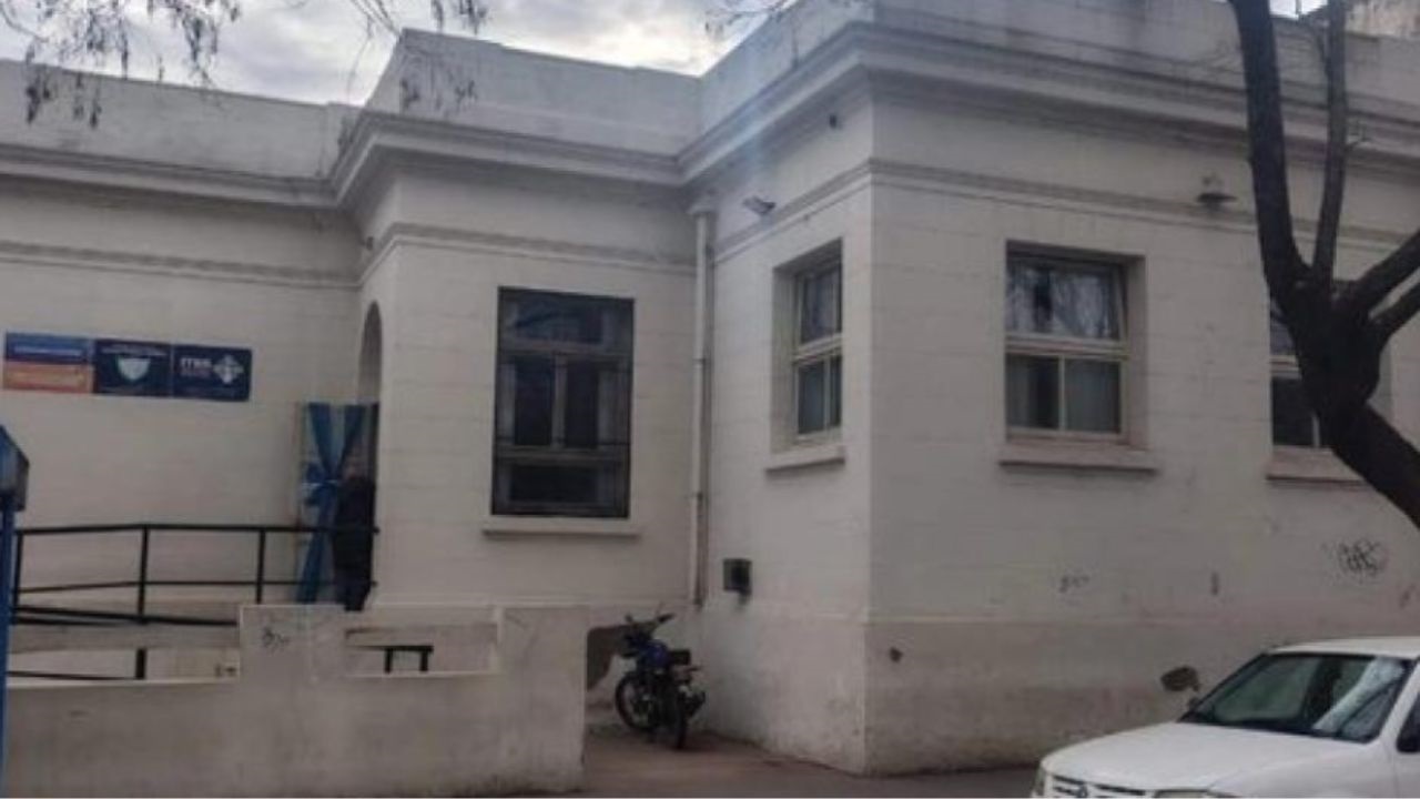 El grave episodio ocurrió en el colegio Juana Manso, donde una estudiante atacó a otra con un vidrio roto tras una discusión. Docentes que intentaron intervenir también sufrieron heridas y debieron ser asistidos.