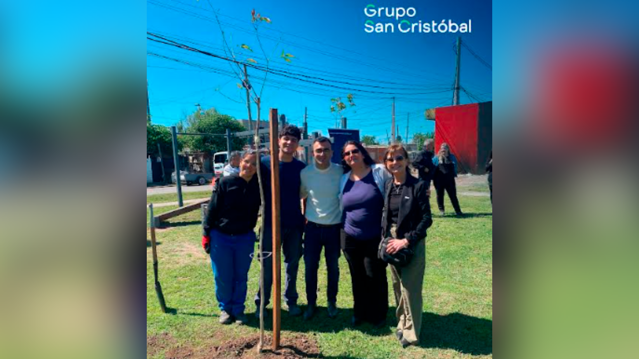 En el marco de los 300 años de la ciudad de Rosario, la compañía, junto a APAS Rosario, llevó adelante una jornada de plantación de árboles en el Barrio Franchetti.