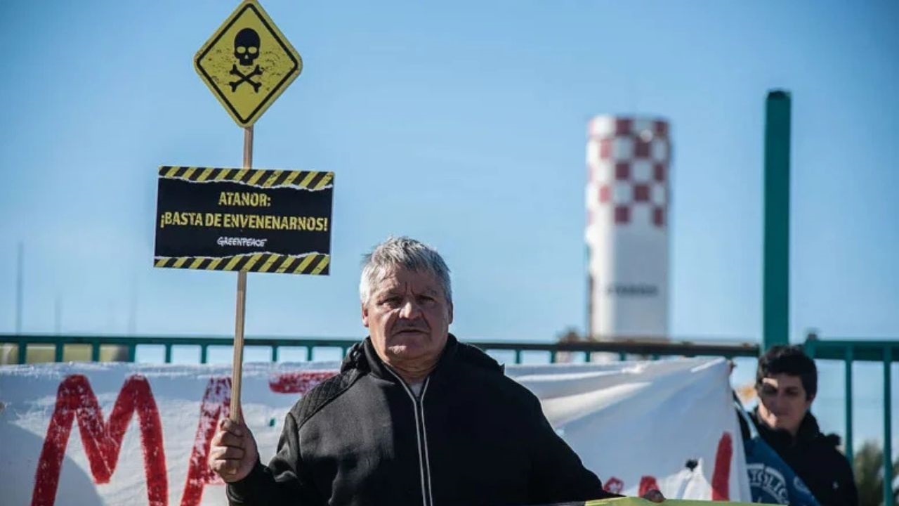La Suprema Corte bonaerense ratificó la condena contra la planta agroquímica ubicada en San Nicolás por la contaminación mediante efluentes industriales. La sentencia expone graves falencias en los controles del Estado y reactiva el reclamo vecinal por una investigación ambiental profunda e integral.