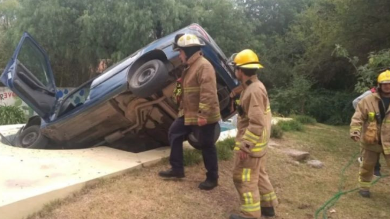 La mujer se había bajado a revisar el motor porque no encendía. Pero todo terminó con ella herida y el rodado dentro de ese espacio de la casa.