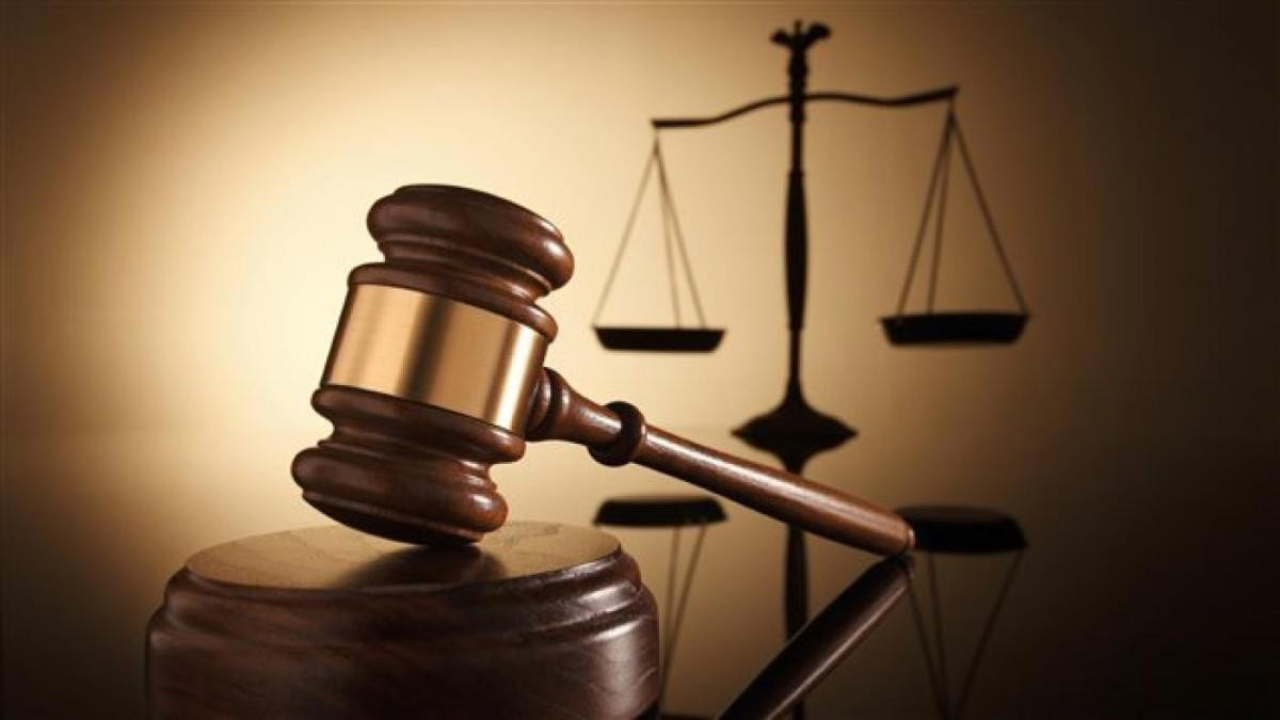 Un adolescente de 14 años manejaba una motocicleta de 150 cc sin licencia habilitante cuando chocó con un vehículo en una intersección de la ciudad de Catriel. Sufrió lesiones graves y su familia inició una demanda por daños contra la conductora del otro vehículo y su aseguradora. El Poder Judicial rechazó la presentación tras considerar acreditado que el joven no estaba legal ni técnicamente apto para manejar.