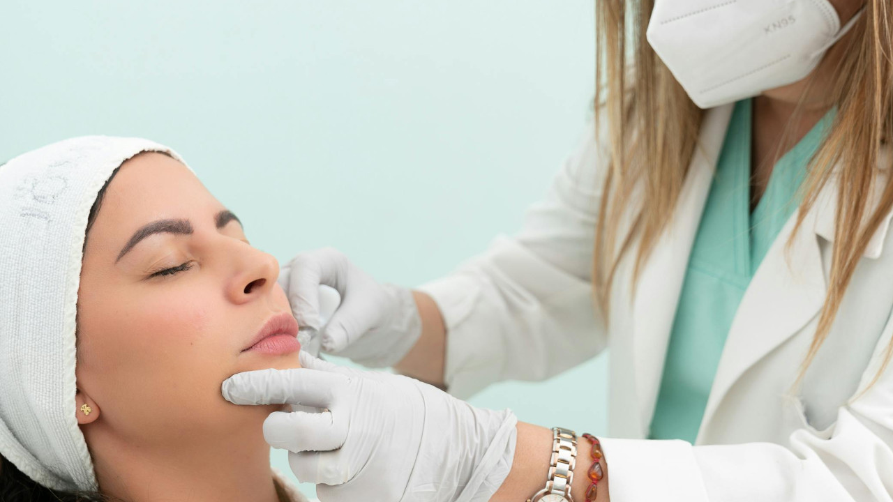 Un tribunal pampeano confirmó la condena por mala praxis en un procedimiento estético que dejó a una paciente sin visión en un ojo. Sufrió oclusión arterial por material de relleno que derivó en necrosis de la zona.