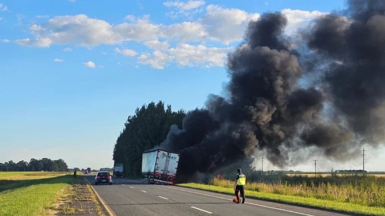 Un camionero que circulaba por ruta 2 sufrió desperfectos mecánicos y el acoplado con una gran carga de productos se incineró. El conductor aspiró monóxido de carbono y fue trasladado.