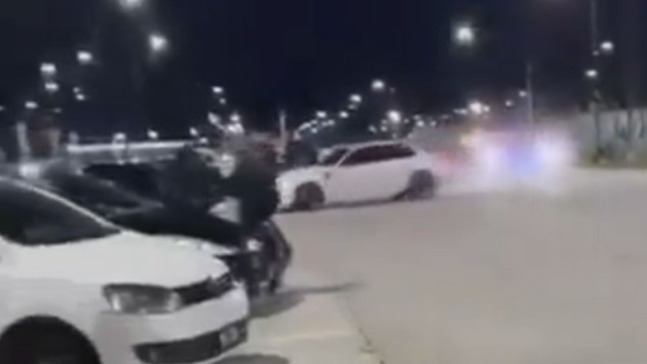 Un conductor hizo una peligrosa maniobra en la que se metió entre varios vehículos estacionados y atropelló a un joven de 22 años. Los vecinos de la zona ya habían denunciado las pruebas de velocidad en la zona.