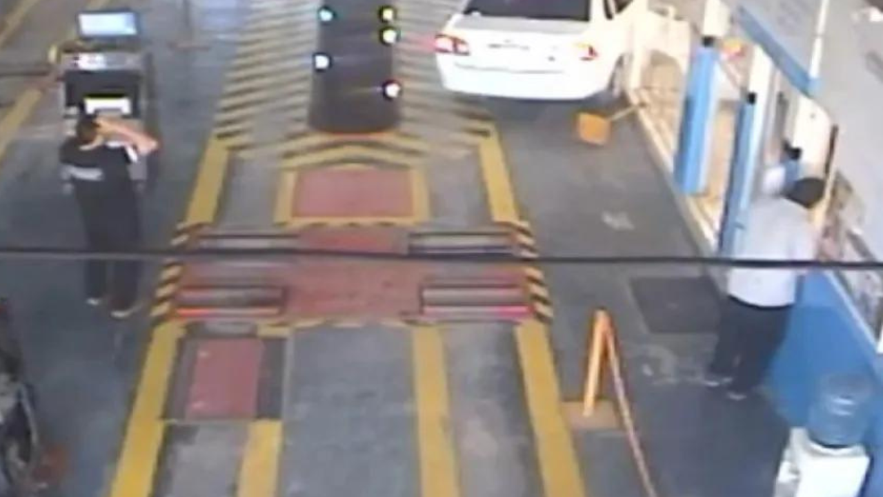 El propietario de un automóvil Chevrolet blanco, que había llegado muy temprano a realizar la Revisión Técnica Obligatoria de su vehículo, jamás imaginó que además de pagar el servicio, iba a terminar destrozando accidentalmente las oficinas de la empresa.