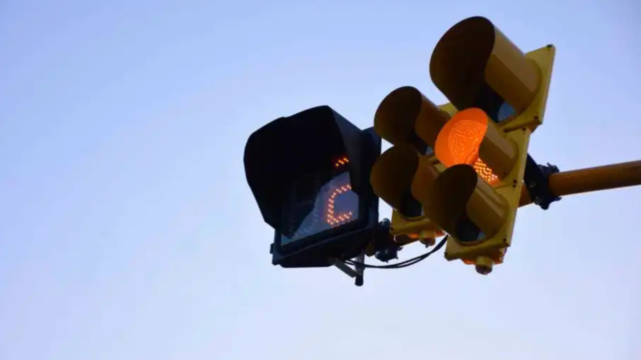 Un motociclista y una compañía de seguros fueron condenados en Roca a pagar una suma millonaria a un ciclista que sufrió incapacidad tras ser chocado.