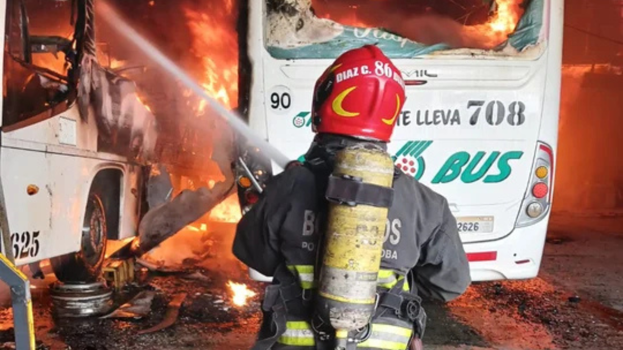 Ocurrió el domingo en barrio Yapeyú. Se registraron daños en dos colectivos, en una camioneta, en diversos insumos de mecánica y en la estructura del predio. Bomberos de la ciudad y de localidades vecina colaboraron para sofocar las llamas.