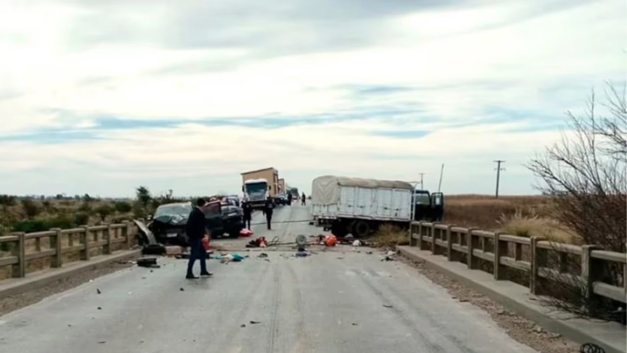 El grave siniestro se registró el martes e involucró a cinco vehículos, de los cuales tres eran camiones.