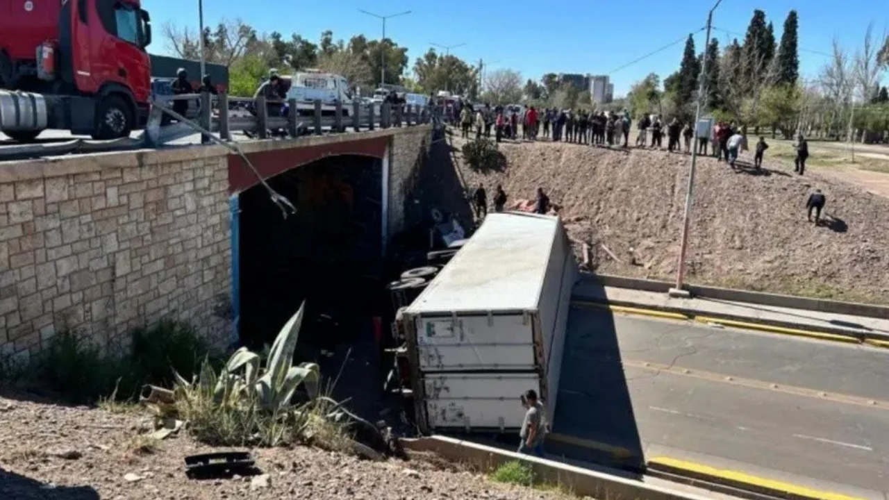 Tras un vuelco en Acceso Este, la carga de carne quedó en la calle y decenas de personas intentaron llevársela. Tuvo que intervenir la Policía.