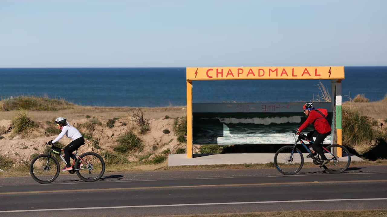 El dueño de una Amarok dejó la llave en un cofre con combinación oculto bajo el chasis para entrar al mar. La compañía rechazó el siniestro alegando “culpa grave”, pero un fallo determinó que el mecanismo utilizado no configuraba una conducta negligente y cuestionó la negativa de la aseguradora.