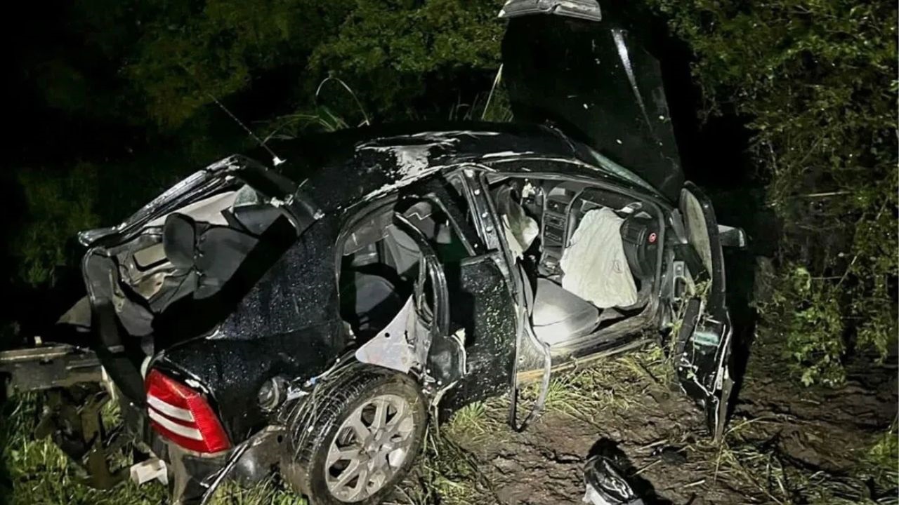 El lamentable accidente se cobró la vida de tres chicos, quiénes se dirigían en auto y en plena noche por la ruta. Se despistaron y volcaron.