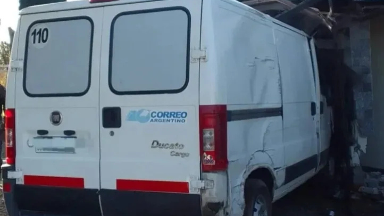 Ocurrió en Berazategui. La mamá de la chica de 16 años está internada tras ser embestida por el tapicero, que usó el vehículo de un cliente.