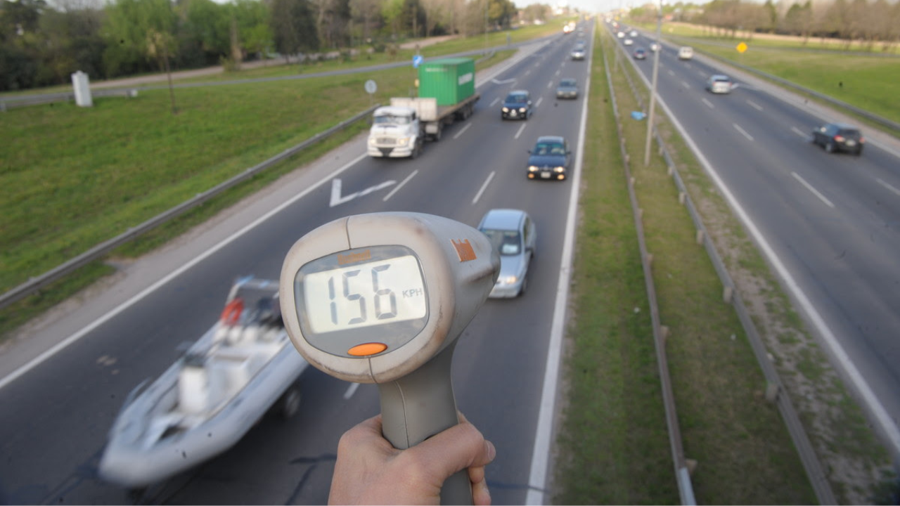 Las máximas en Acceso Oeste bajaron de 130 km/h a 110 km/h. Analizamos la medida y su incidencia real en la seguridad vial.