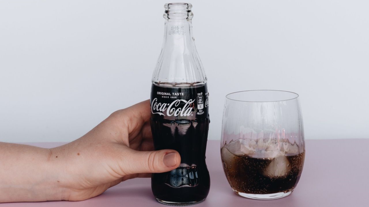 La Cámara Comercial confirmó la condena a una embotelladora luego de que un cliente hallara una piedra dentro de una botella de gaseosa cerrada. El consumidor sufrió gastroenteritis.
