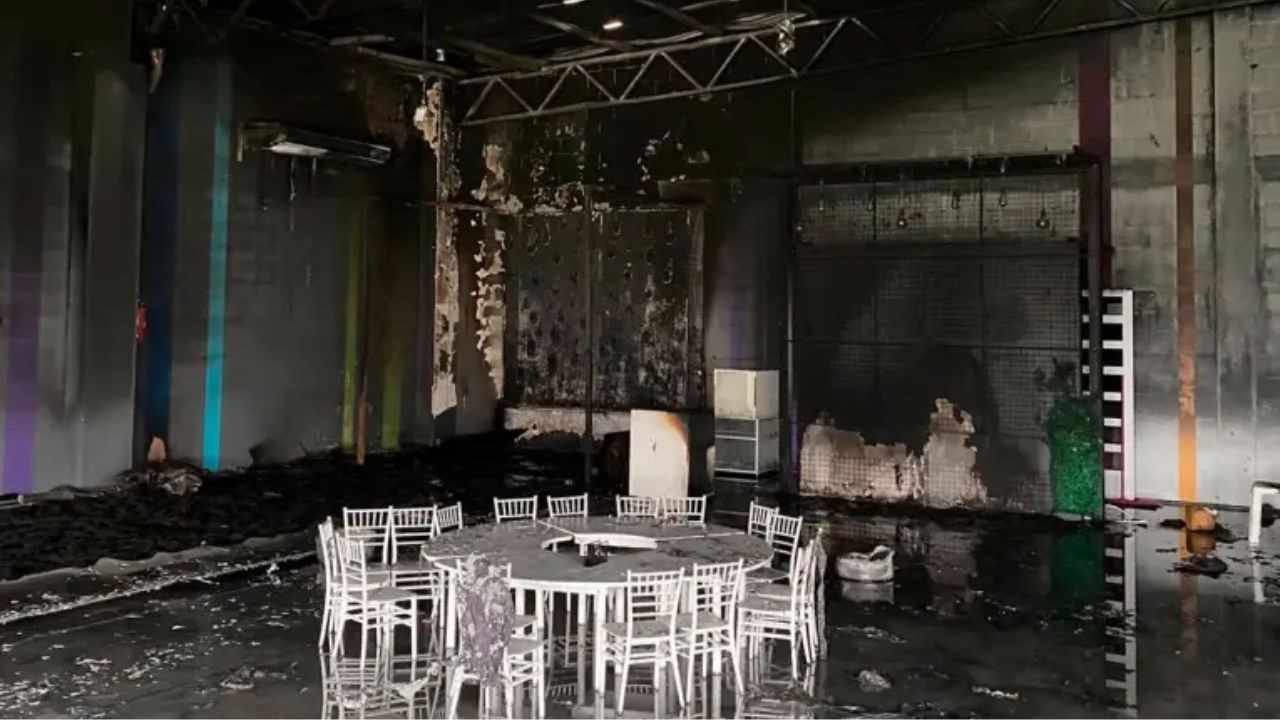 Los propietarios del salón de eventos incendiado el domingo, denunciaron que delincuentes ingresaron a robar y desactivaron las cámaras de seguridad, antes de provocar el fuego. El emprendimiento permanecerá cerrado por tiempo indeterminado.