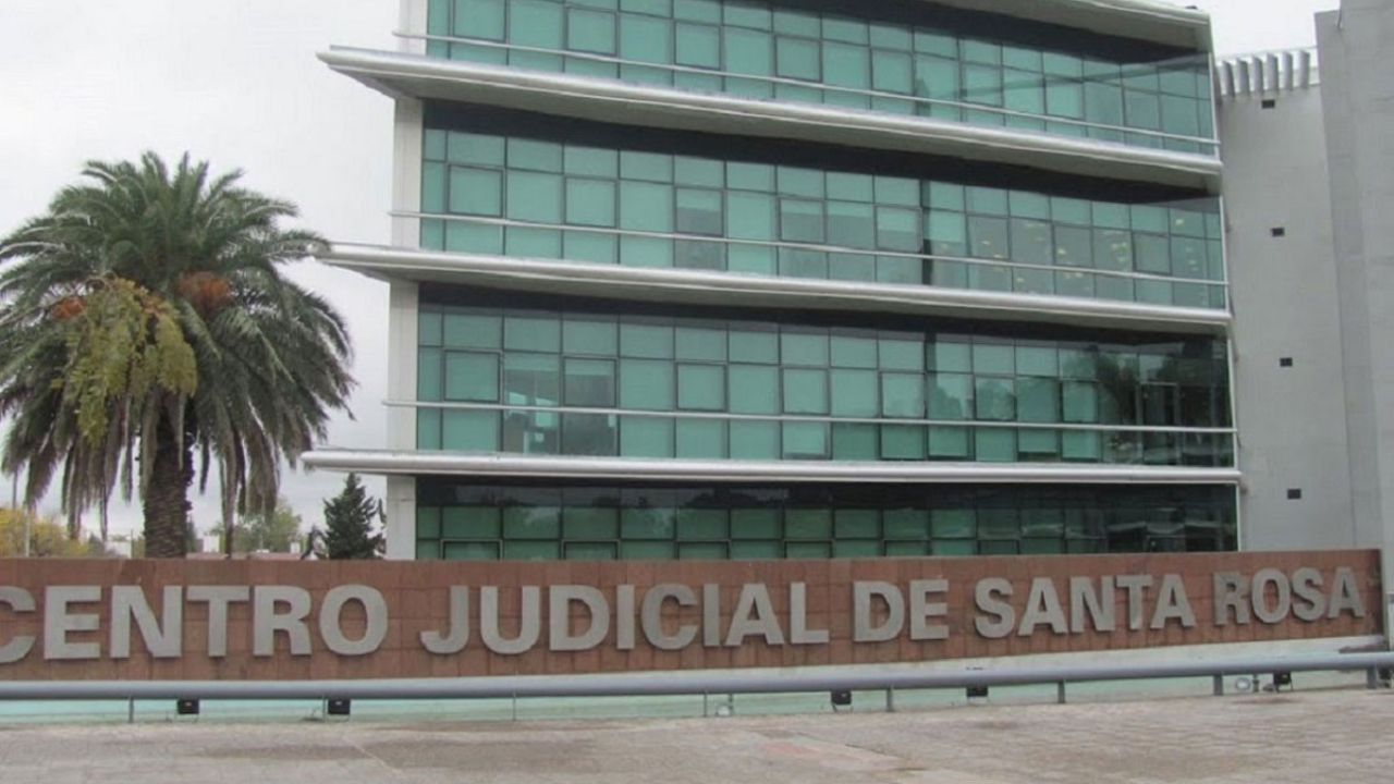 La Sala 2 de la Cámara de Apelaciones en lo Civil, Comercial, Laboral y de Minería de Santa Rosa de La Pampa, integrada por las juezas Fabiana Berardi y Laura Cagliolo, resolvió modificar parcialmente la sentencia de primera instancia dictada en la demanda de daños y perjuicios promovida por la viuda e hijas de una víctima fatal de un siniestro vial, a fin de recalcular los rubros indemnizatorios en unidades de honorarios (Uhon/Uhom), ajustar el alcance del lucro cesante, reconocer el daño moral de las hijas menores, redefinir el régimen de intereses y actualizar el límite de cobertura de la aseguradora al valor vigente al momento de la exigibilidad de la sentencia, confirmando lo demás resuelto.