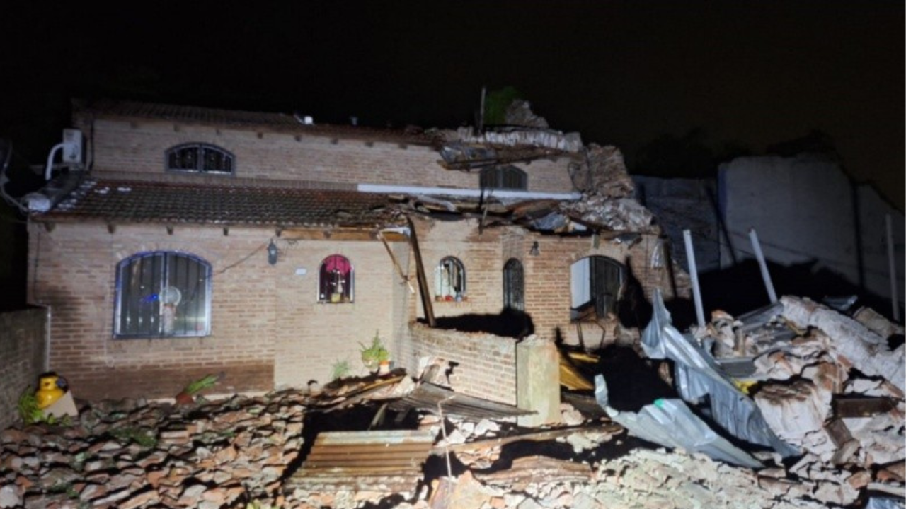 Una estructura a medio demoler en pleno centro de la ciudad se desplomó sobre una concesionaria y algunas viviendas. En total, se contaron tres heridos. En la agencia, el empleado de turno se protegió debajo de un escritorio.