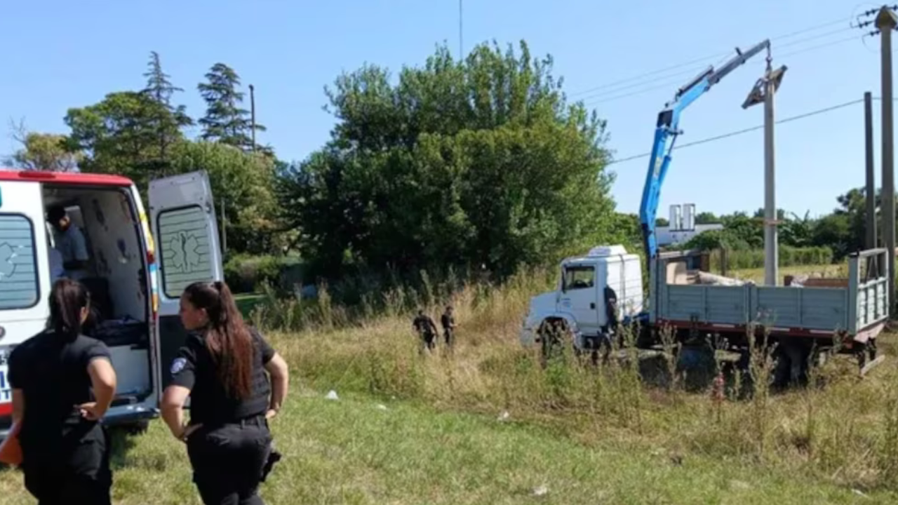 El hecho ocurrió durante una intervención programada en la red eléctrica de esa localidad santafesina. La víctima tenía 29 años y recibió una descarga eléctrica mientras manipulaba postes de hormigón.