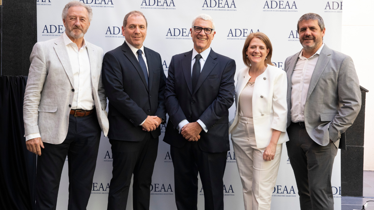 Relevantes protagonistas del mundo asegurador e importantes actores del quehacer institucional del país, se dieron cita en el Brindis.