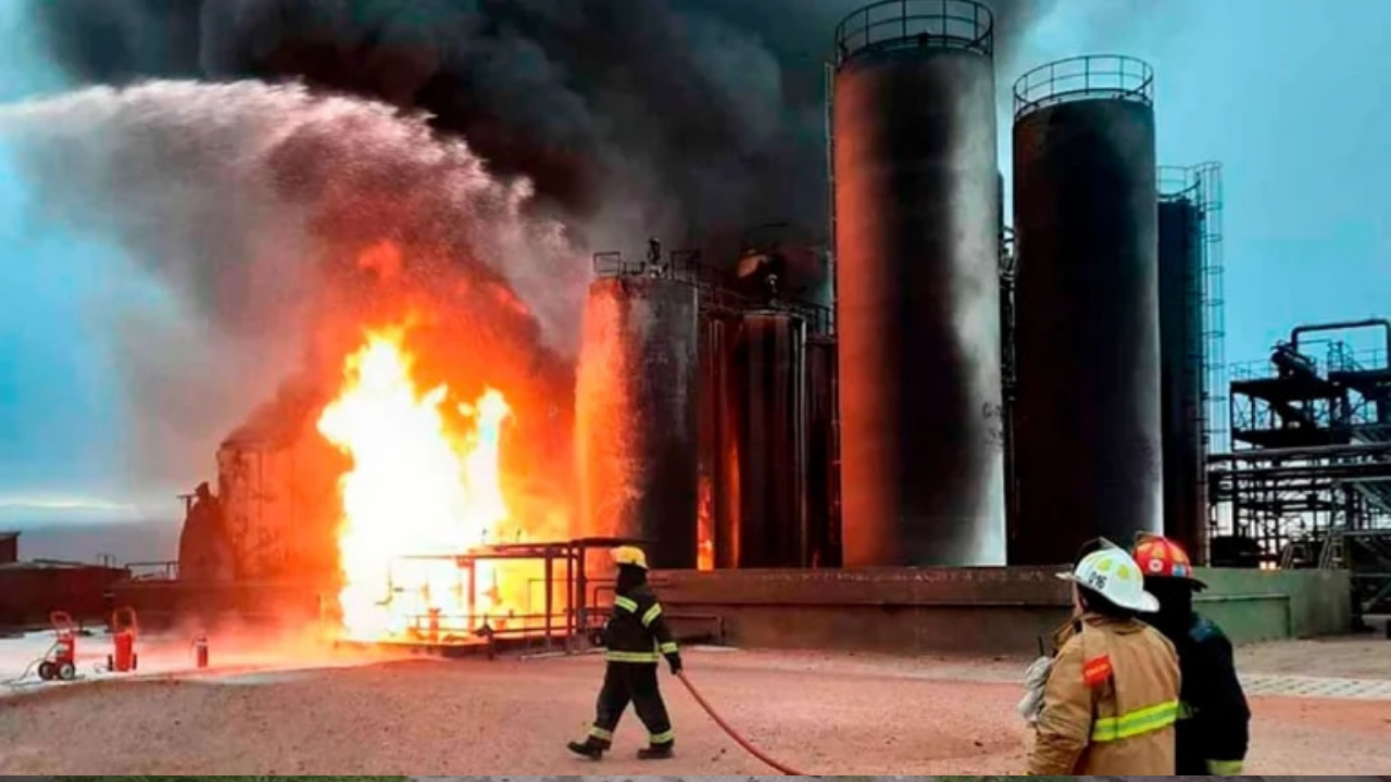 Ocurrió durante la madrugada en la planta petrolera ubicada en la localidad de Plaza Huincul. Pertenece a la empresa New American Oil. Habría personas desaparecidas y los Bomberos luchan para apagar el fuego