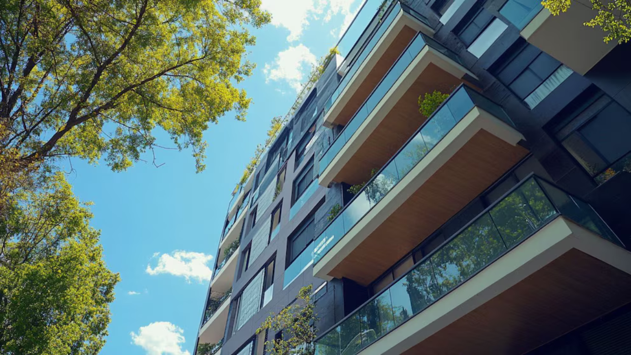 El fallo fijó el monto indemnizatorio a favor de los propietarios del inmueble dañado y señaló como causa directa una avería en la caldera del piso superior. Además, rechazó la demanda contra el consorcio.