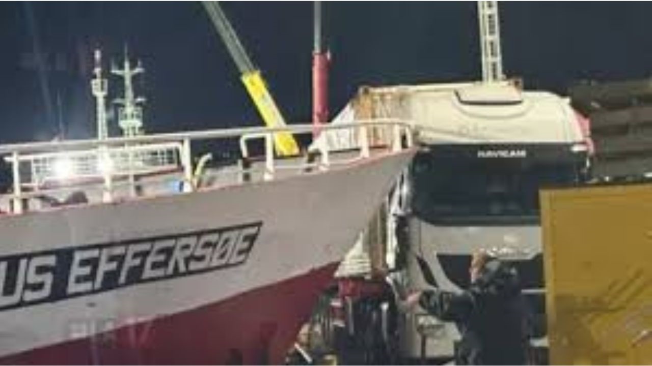 El hecho ocurrió durante las maniobras nocturnas de un pesquero congelador. El impacto fue leve, pero causó daños en la cabina del vehículo.