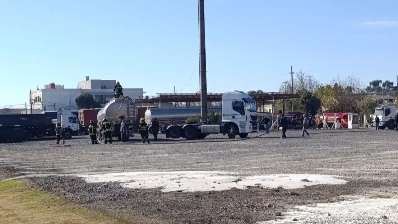Así lo informaron autoridades médicas. Fue estabilizado, pasó a terapia intensiva y lo trasladaron a un centro especializado. Identificado como Lucas Tomassi, de 43 años, estaba sobre la cisterna cuando se produjo la explosión que derivó en el incendio.
