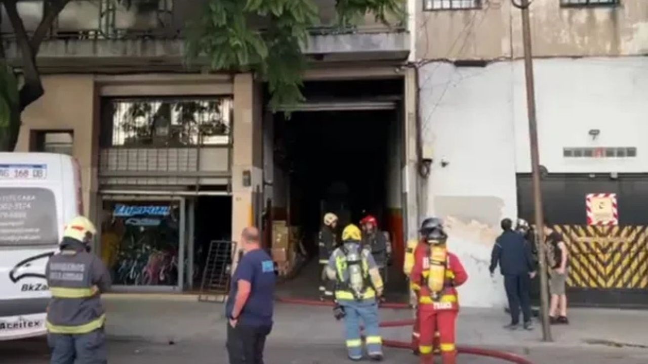 El siniestro motivó un amplio operativo de bomberos y el SAME. Las llamas consumieron el lugar casi en su totalidad, pero no se registraron heridos.