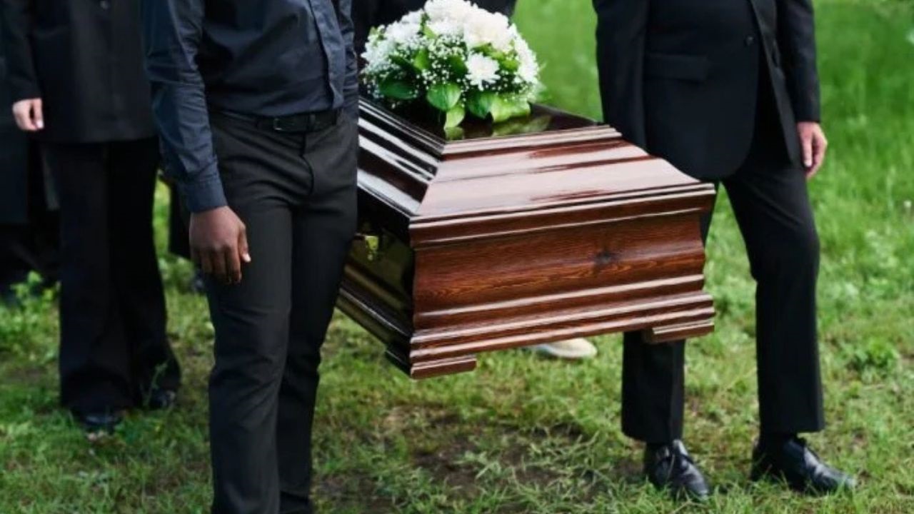 Una familia de Mar del Plata llevó a la Justicia a una empresa funeraria luego de que cremara a un hombre un día antes de la fecha acordada. La Cámara de Apelación en lo Civil y Comercial de Mar del Plata consideró que la compañía incumplió con el servicio contratado y ordenó el pago de una multa y una indemnización por daño moral.