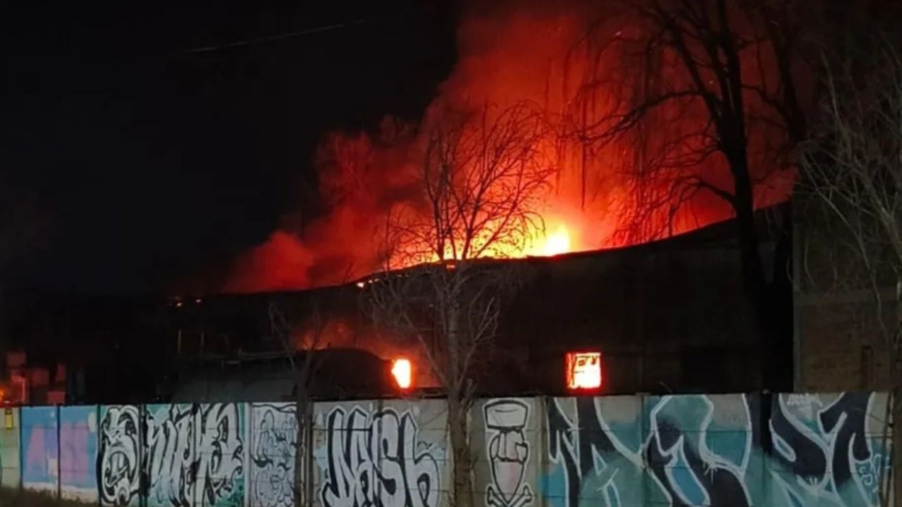El fuego se desató cerca de la medianoche en el predio de una empresa que había sido intimada por el municipio a trasladar su actividad al Parque Industrial meses atrás y había comenzado el traslado de materiales. Trabajaron bomberos de varias localidades y no se registraron personas heridas.