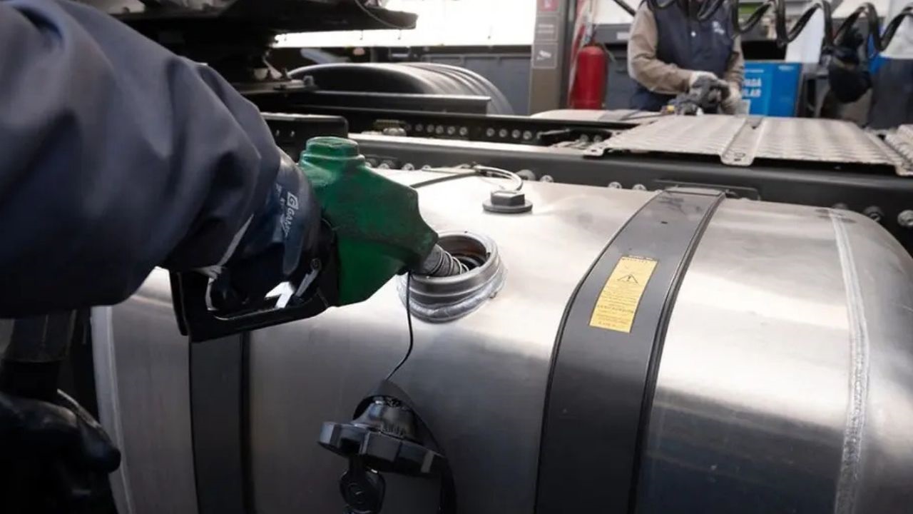 Un fallo civil condenó a dos empresas por combustible contaminado que dañó una camioneta y generó gastos, peritajes y daño integral.