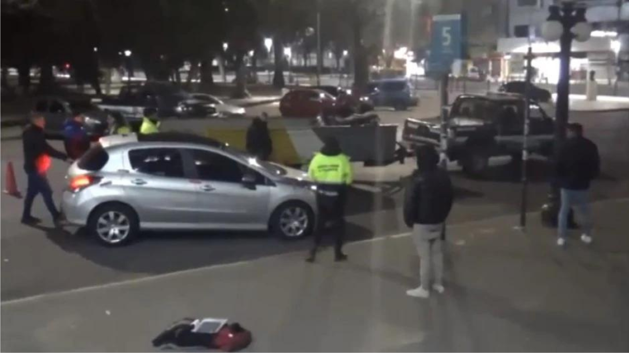 Un fatal accidente ocurrió en la ruta nacional 5, a la altura de la localidad de Chivilcoy, provincia de Buenos Aires, dejando un saldo de tres personas fallecidas y otros heridos graves.