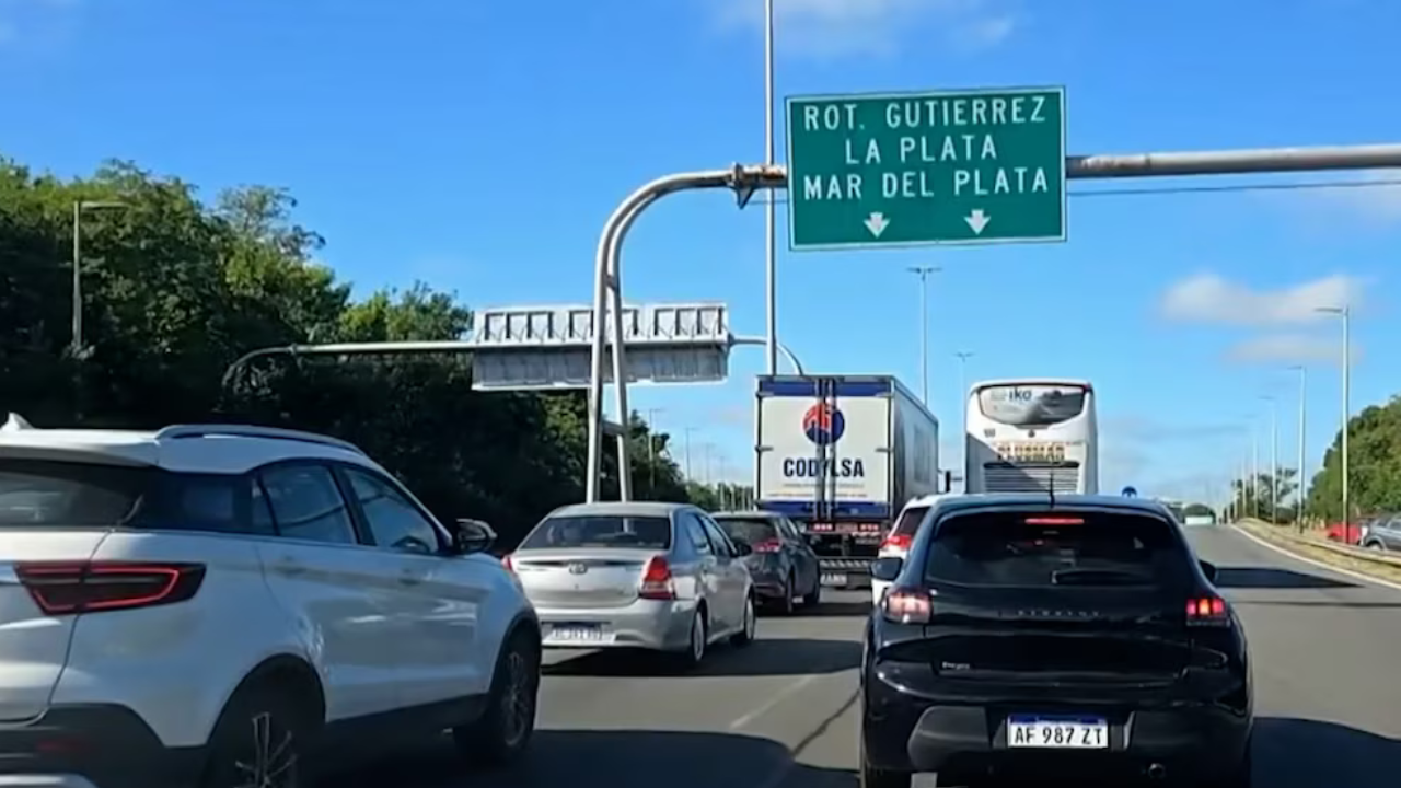 Un hombre se detuvo en una estación de servicio para cenar y, cuando iba al baño, patinó en una rampa sin medidas de seguridad, lo que le provocó graves lesiones. La Cámara Civil revocó un fallo de primera instancia y ordenó el pago de una compensación económica. Una filmación resultó clave para la resolución del caso.