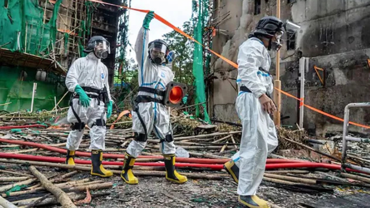 La malla protectora usada en andamios del complejo Wang Fuk Court de Hong Kong que propagó el incendio devastador no cumplía con los estándares de seguridad.