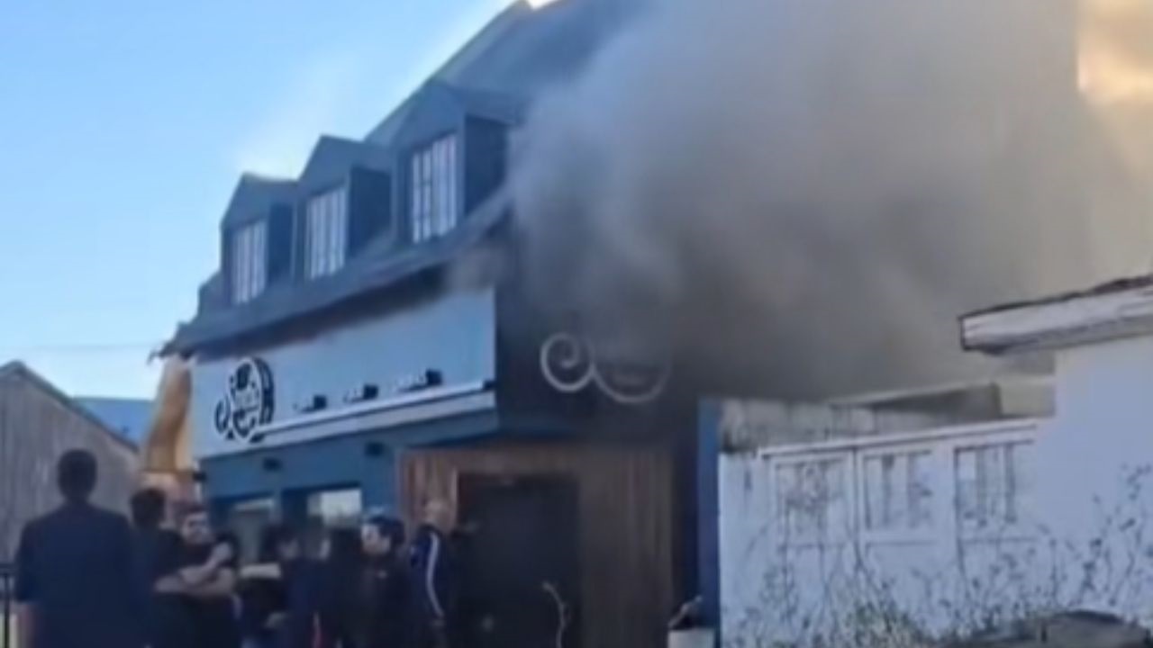 Un incendio afectó este martes por la tarde al restobar Santa Rock, ubicado en calle Comodoro Py N°72 de Río Gallegos, donde las llamas obligaron a desplegar un operativo de emergencia. Desde el local informaron que no hubo personas heridas y anunciaron que permanecerán cerrados hasta finalizar las tareas de reconstrucción.